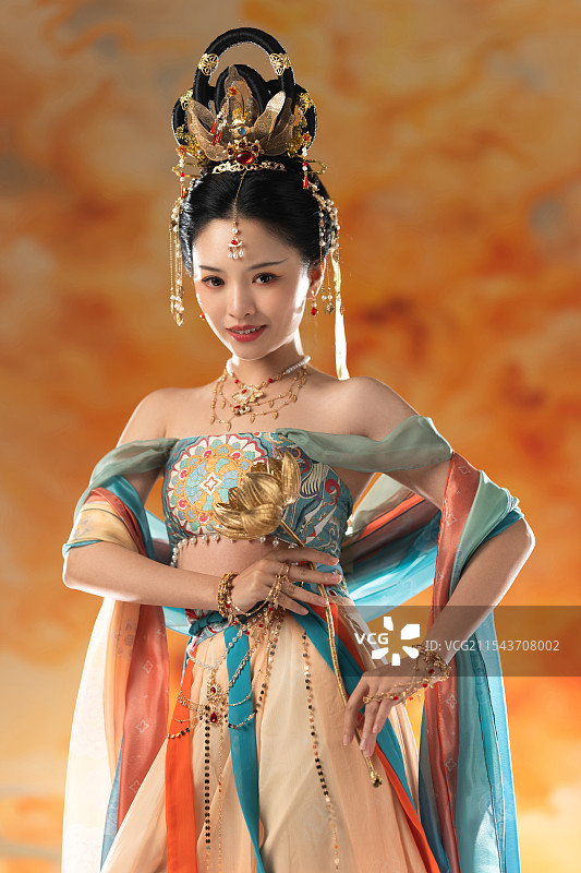 拿着金色荷花的敦煌美女图片素材