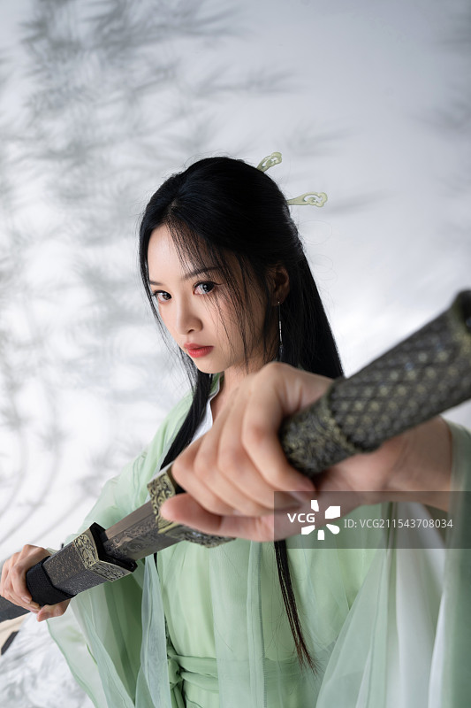 竹影背景下的江湖侠女图片素材