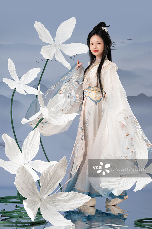 盛开的白色花朵和古风美女图片素材