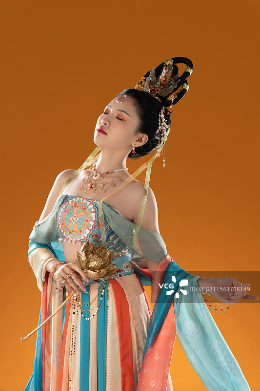 橙色背景下的敦煌美女图片素材