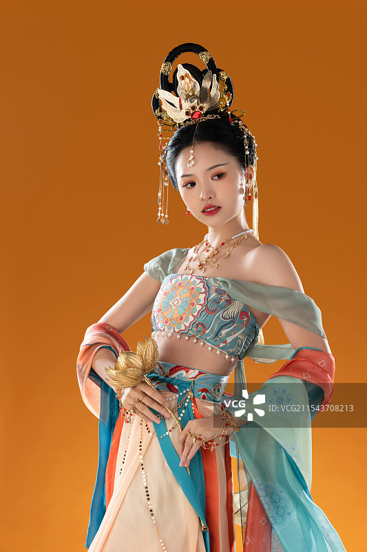 橙色背景下的敦煌美女图片素材