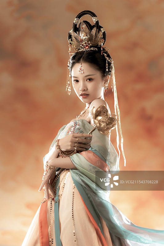 拿着金色荷花的敦煌美女图片素材