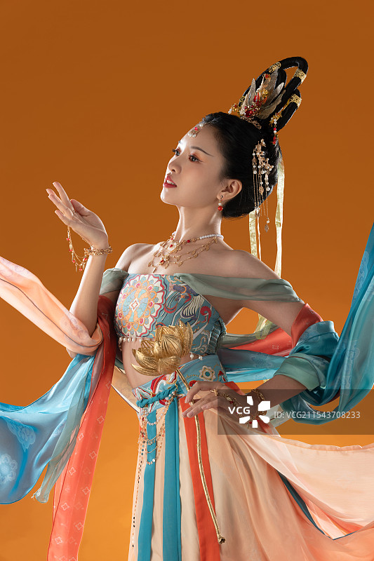 橙色背景下的敦煌美女图片素材