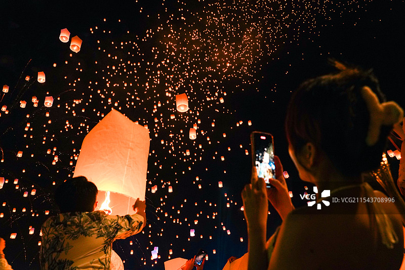 泰国清迈燃放孔明灯图片素材