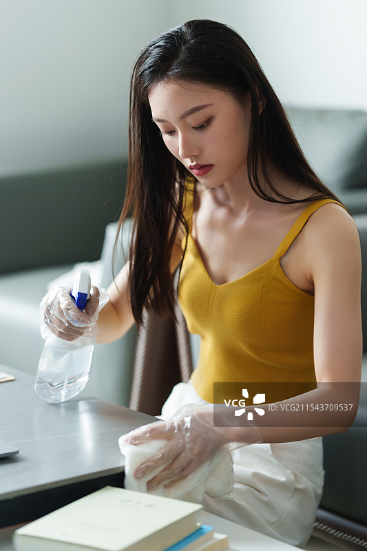 做家务的青年女人图片素材