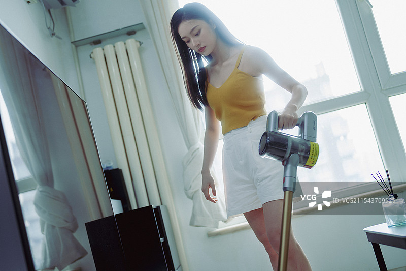 做家务的青年女人图片素材