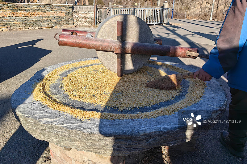 石碾磨黄豆图片素材