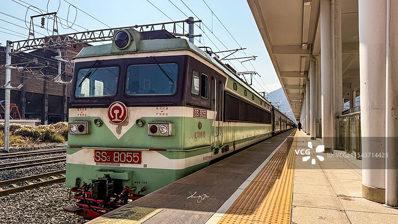 最后的韶山3牵引5434次公益慢车前往大凉山腹地图片素材