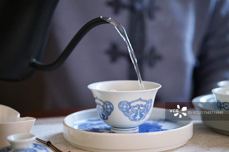 中国传统功夫茶景德镇青花瓷茶具冲泡武夷岩茶图片素材