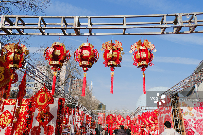 春节。蓝天背景下的。各种红灯笼和新年挂件。如意结图片素材