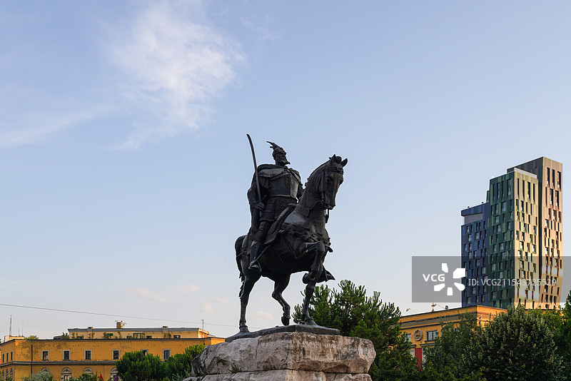 巴尔干地区 阿尔巴尼亚 地拉那 斯坎德培广场 斯坎德培骑马雕像图片素材