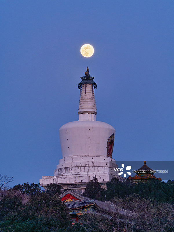 北海公园白塔悬月20250113图片素材