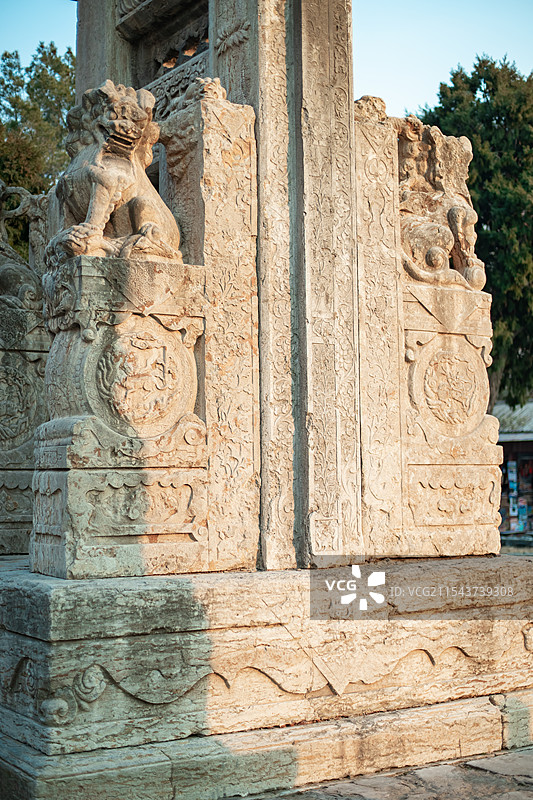 中国山东泰安著名景点泰山旅游风景区，岱庙行宫门口的古老的岱庙坊牌坊石雕特写，户外无人图像静物摄影图片素材
