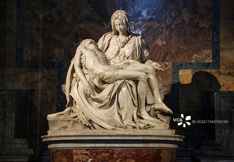 梵蒂冈圣彼得大教堂里的米开朗基罗著名的大理石雕像《圣殇》，作品表达圣母玛利亚抱着被钉死的耶稣时的情景图片素材