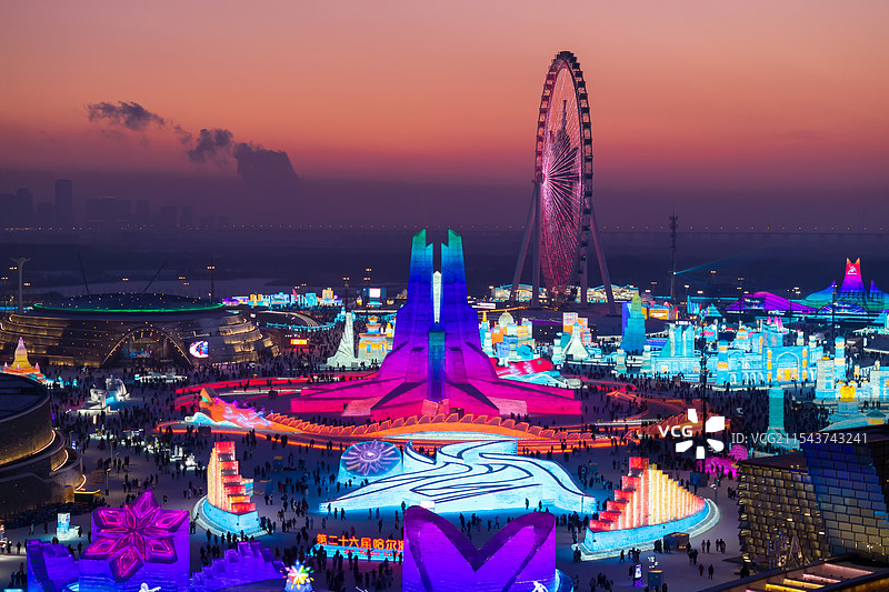 航拍哈尔滨冰雪大世界晚霞夜景图片素材