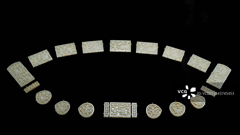 胡人戏狮纹带板明清古玉新疆和田玉青白玉古代腰带饰品玉雕文化传统技艺图片素材