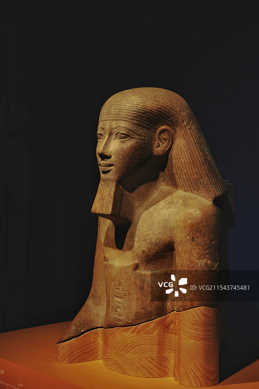 戴有假胡须的国王像 新王国时期 索哈杰省博物馆藏 摄于上海博物馆“金字塔之巅：古埃及文明大展图片素材