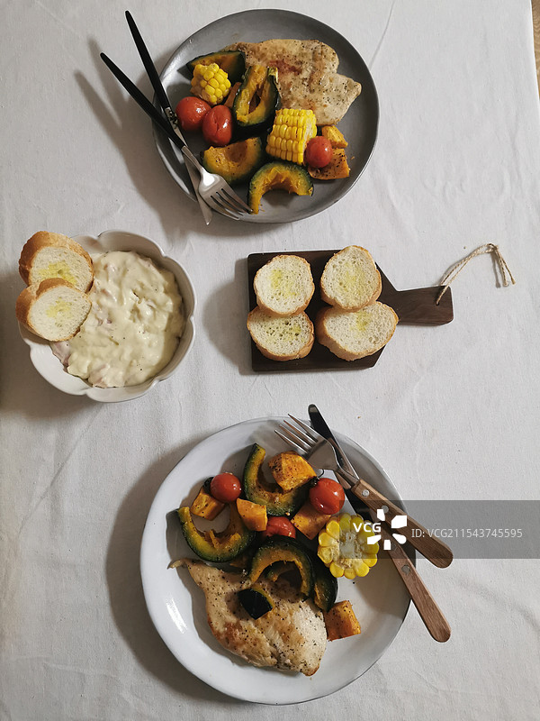 两人晚餐面包烤南瓜煎鳕鱼西餐图片素材
