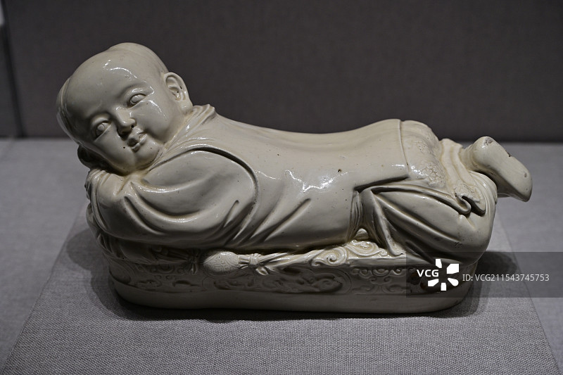 定窑白釉孩儿枕图片素材