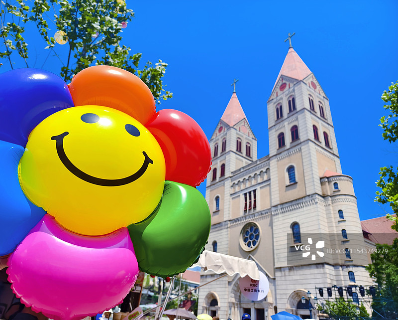 青岛天主教堂飘舞的气球图片素材