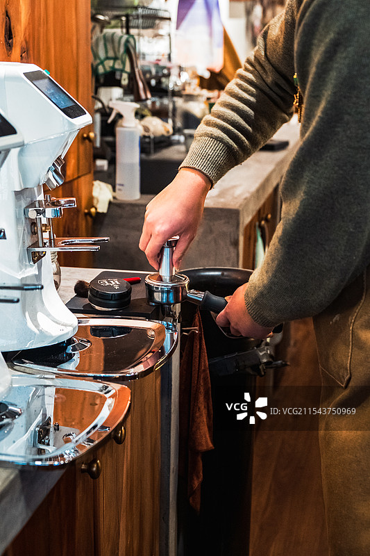 咖啡馆咖啡师煮咖啡的中段图片素材
