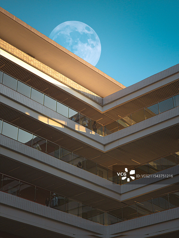 学楼揽月：放学时光图片素材