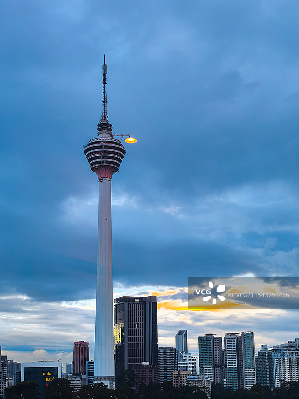 《天灯照彩云》马来西亚吉隆坡，拍摄电视塔时，看到室内的筒灯，恰可与电视塔错位拍摄，形成有趣画面。图片素材