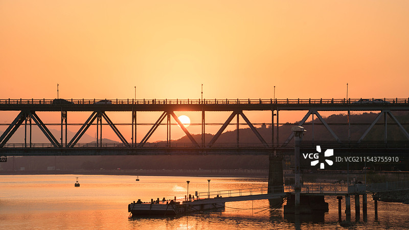 日落时分钱塘江大桥的景色图片素材