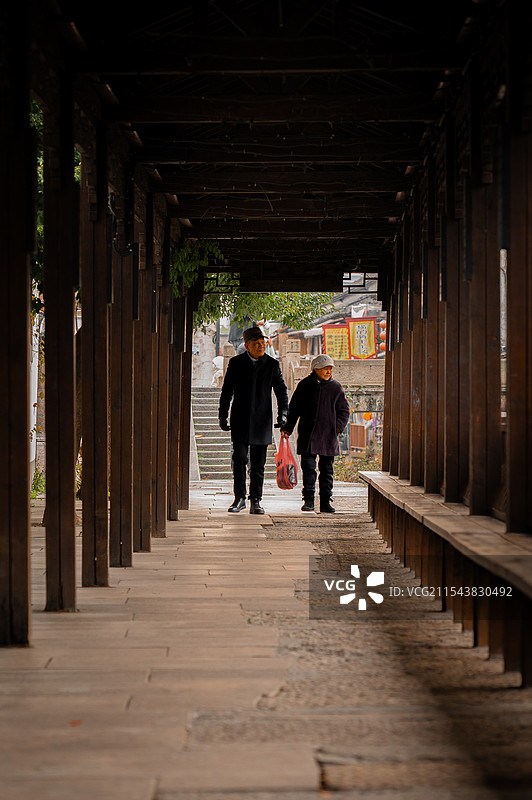 廊道中走来的一对老人图片素材