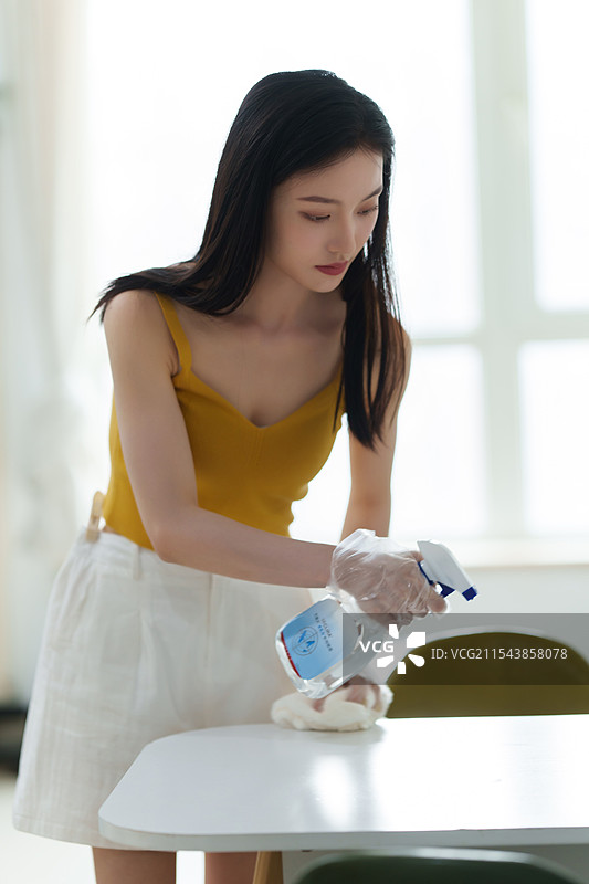 做家务的青年女人图片素材