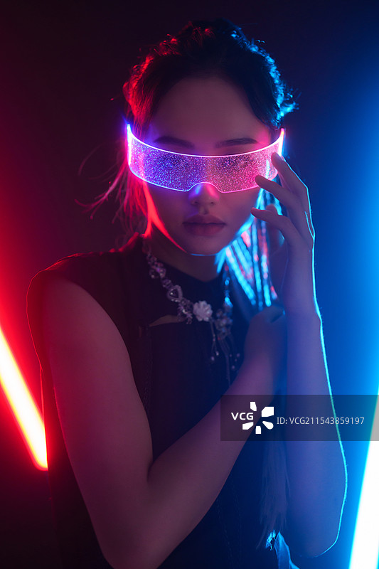 时尚朋克科技美女图片素材