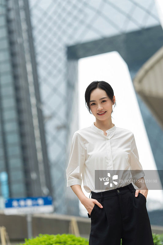 CBD中心的时尚商务女人图片素材