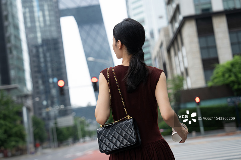 背着斜挎包的时尚商务女人图片素材