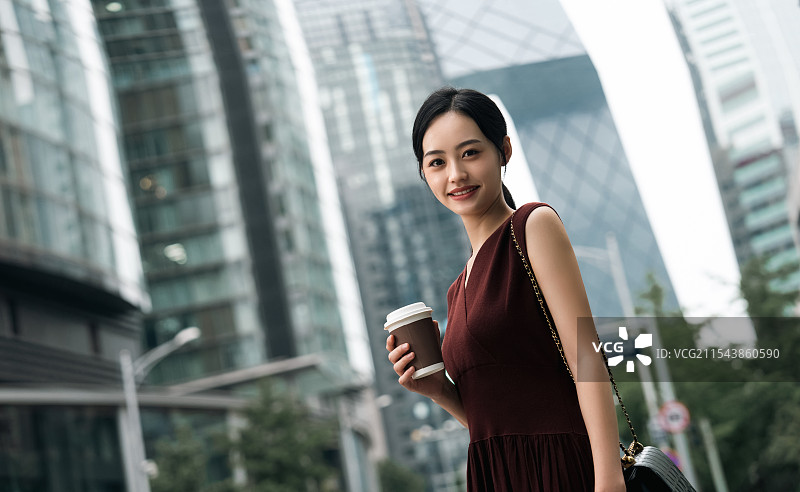 时尚商务青年女人拿着咖啡图片素材
