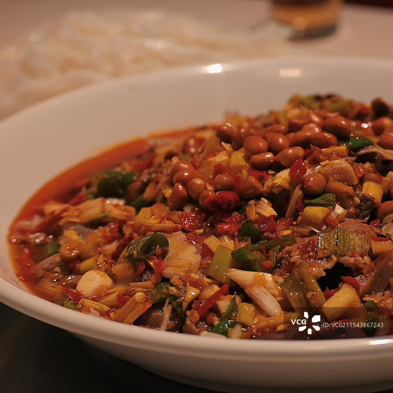 桌上碗里的广西南宁牛杂的高角度视图图片素材