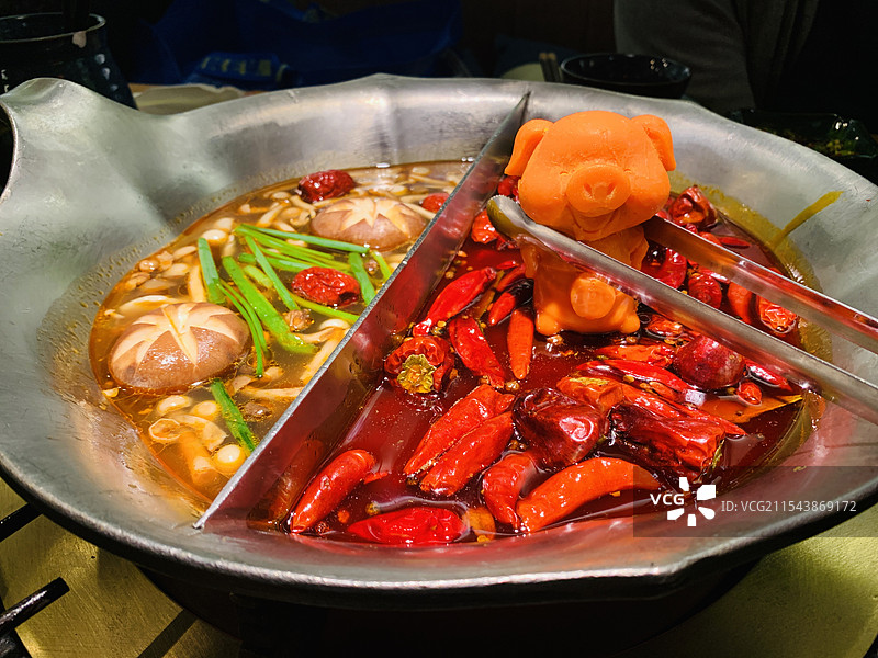 牛肉麻辣菌汤鸳鸯火锅锅底图片素材