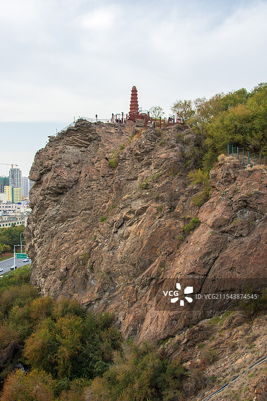 乌鲁木齐地标：虎头峰断崖上的红山宝塔图片素材