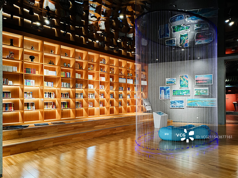 书境幻域艺术装置与书架的交融之美 潍坊城市规划艺术馆图片素材