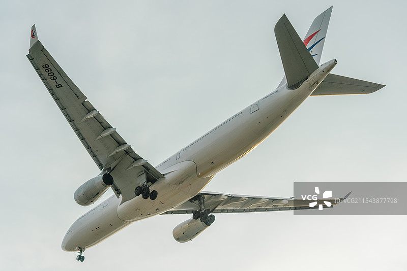 空中客车A330-300准备降落虹桥机场图片素材