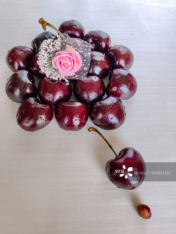 静物-桌上樱桃的高角度视图图片素材