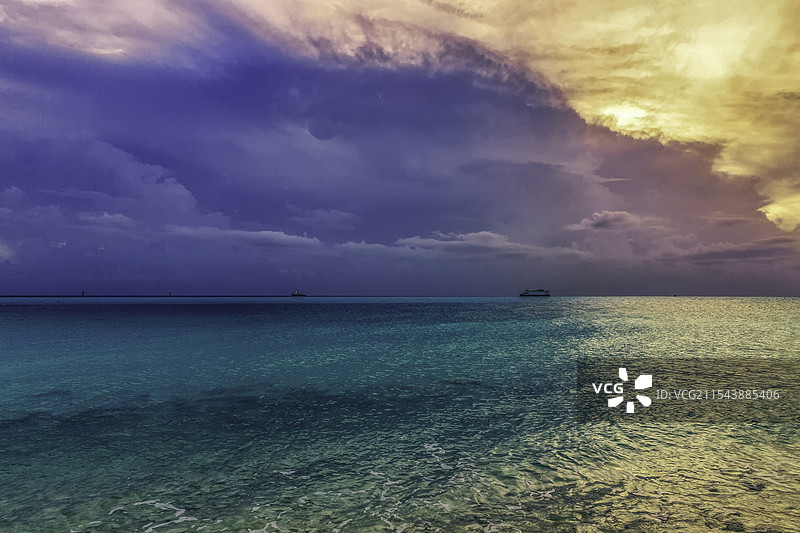 阴晴各半图片素材