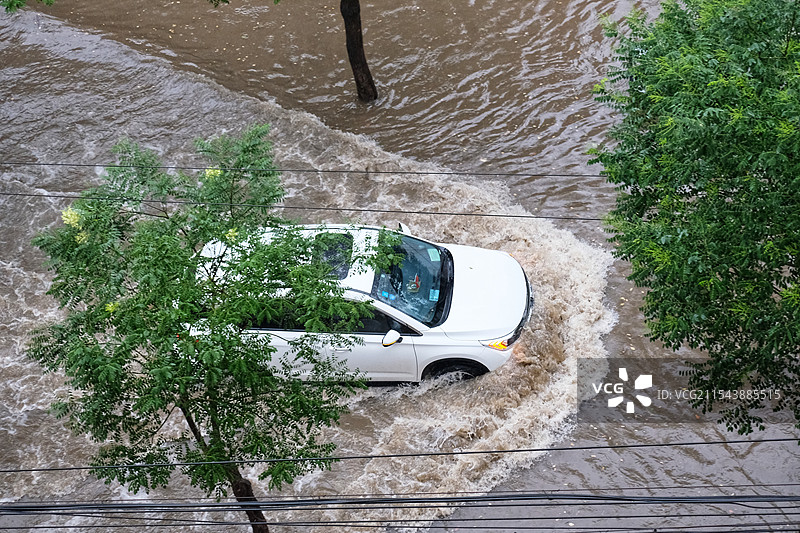 下暴雨了，城市严重积水。图片素材