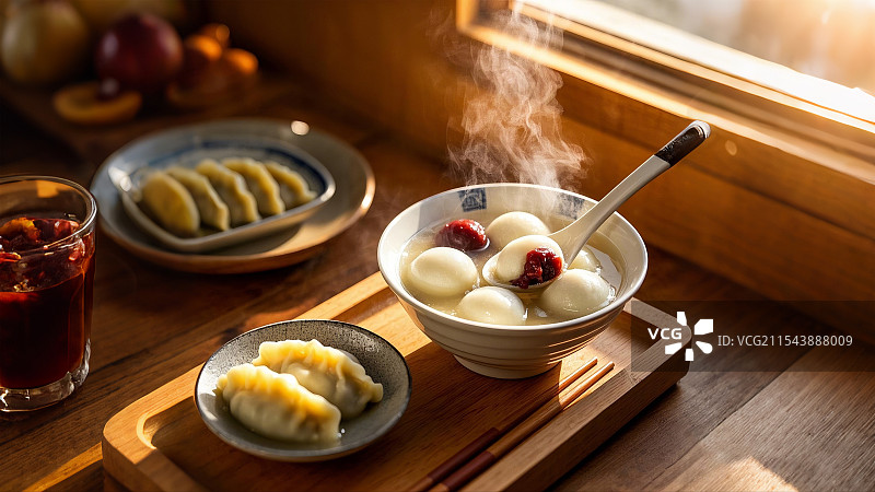 一碗热气腾腾的汤圆和饺子图片素材