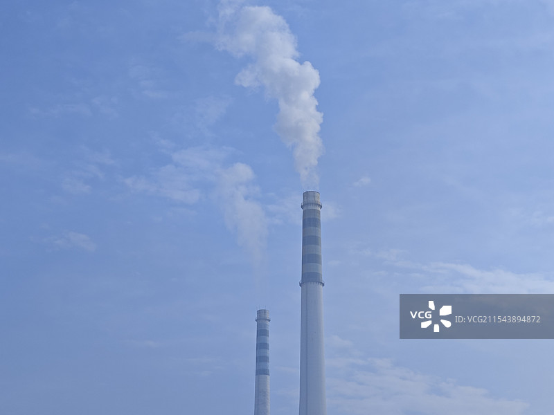 城市发电厂烟囱冒烟图片素材