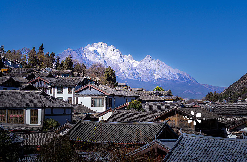 丽江古城中的玉龙雪山，古色古香传统民居建筑与玉龙雪山遥相呼应，构成唯美画面图片素材