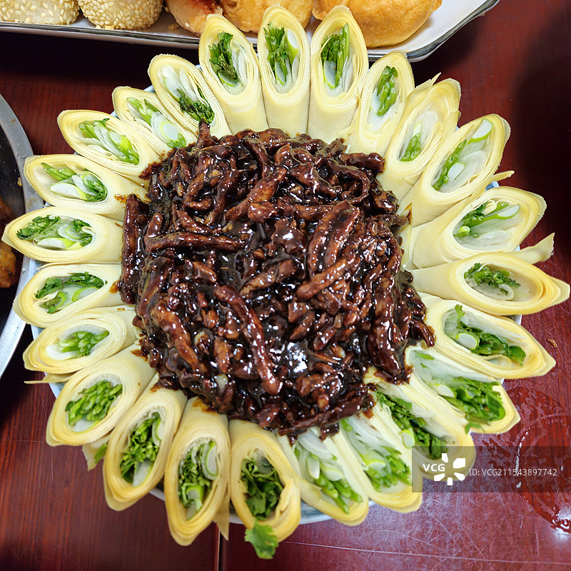 年夜饭–京酱肉丝豆腐卷图片素材