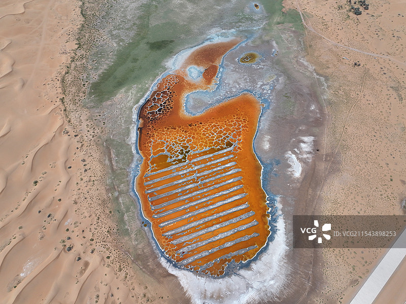 腾格里沙漠-橙色吉他湖图片素材