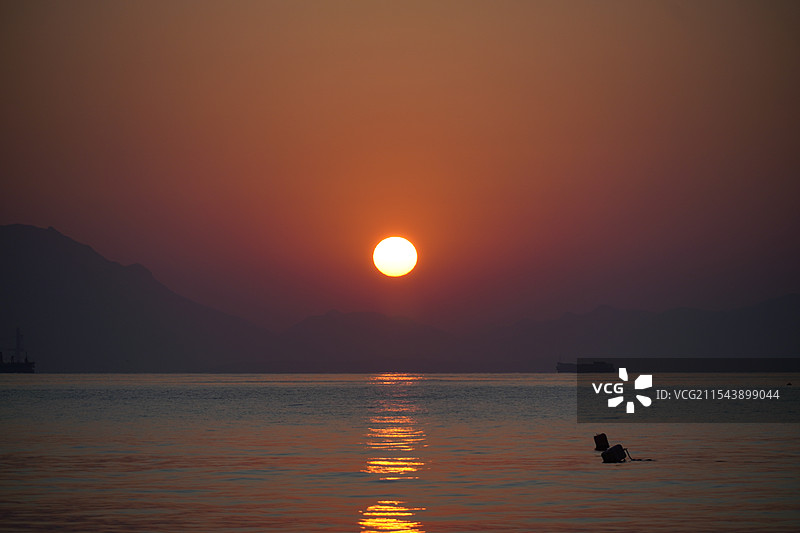 日出东方，海上洒落碎金图片素材