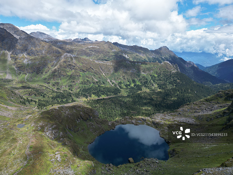南极洛 深邃高山湖泊 多云蓝天 高海拔 高原图片素材