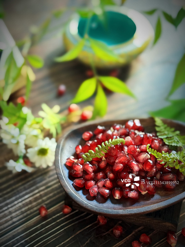 阳光下的石榴图片素材